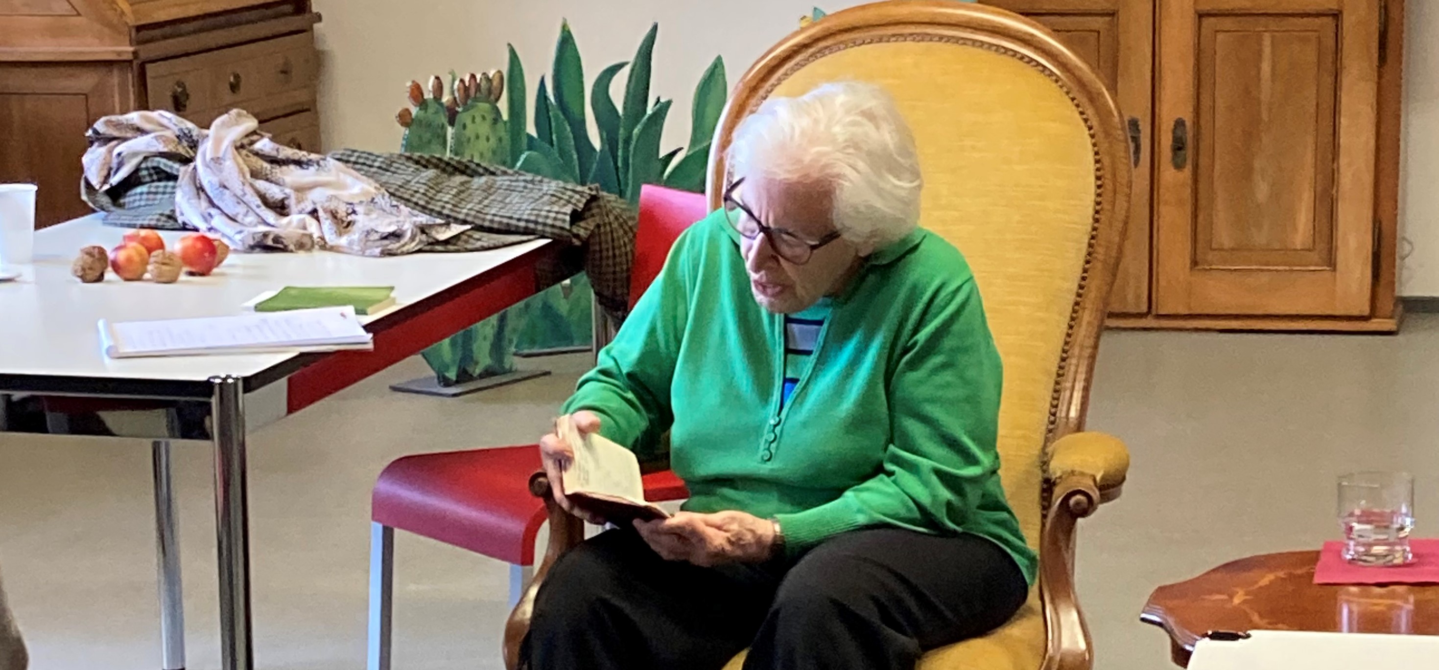 Lesende, ältere Dame